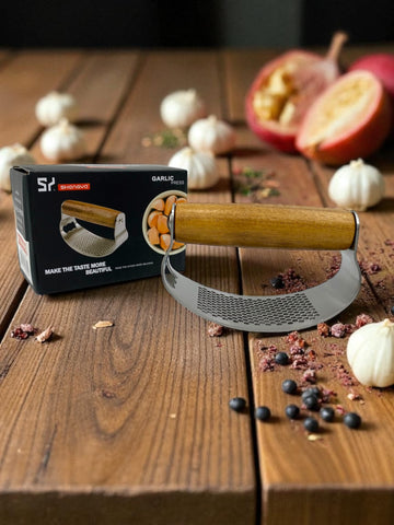 GARLIC PRESS-WOOD HANDLE
