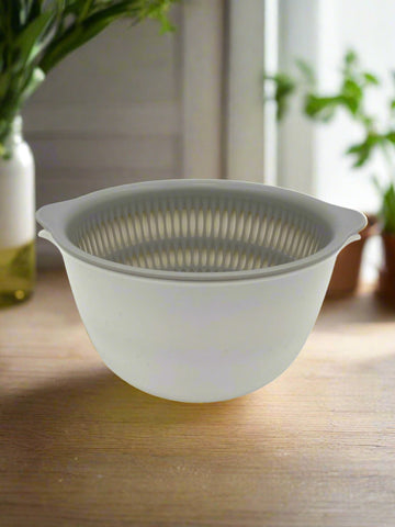 5.75" PLASTIC BOWL W/COLANDER